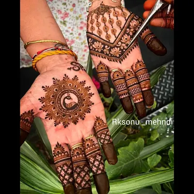 The peacock mandala on the left is a wonderful example of a modern, symmetrical design that is very popular. In my classes, you will learn how to create balanced mandalas and achieve that beautiful, dark henna stain.