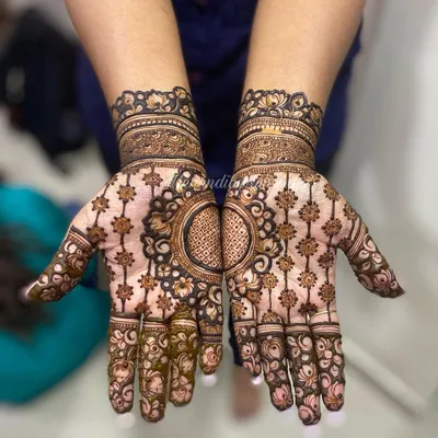 A stunning design perfect for a wedding guest or bridesmaid. It features a large, intricate mandala that connects when the palms are brought together, creating a beautiful symmetrical look.