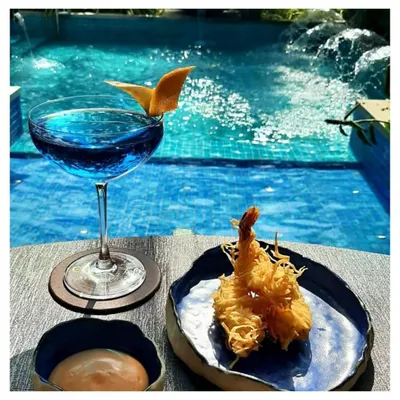 A perfect poolside pairing. My deep blue ceramic plate and dipping bowl add a touch of handcrafted luxury to the delicious offerings at Conrad Bengaluru.