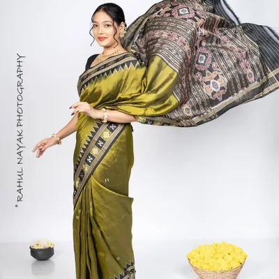 For photoshoots, a dynamic pose can make all the difference. I draped this Sambalpuri silk saree to allow for beautiful movement, creating this eye-catching flying pallu effect that showcases the intricate design of the fabric.