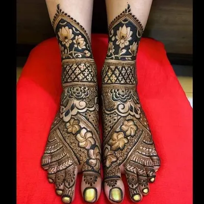 A breathtaking full-foot bridal design with bold, dark lotus and floral motifs. The intricate patterns and sharp contrast create a truly show-stopping look.