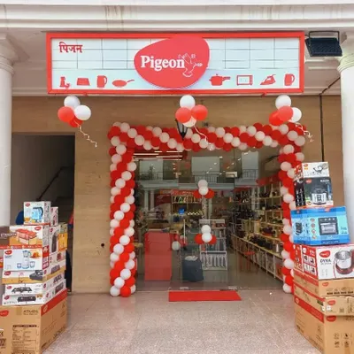 A red and white spiral balloon arch for the inauguration of a Pigeon kitchen appliances store. This is a great way to attract customers to a grand opening.
