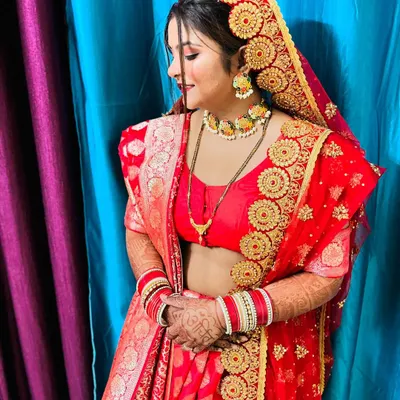 A candid moment of bridal bliss. Dressed in a classic red saree that I expertly draped, she looks effortlessly elegant and ready for her ceremony.