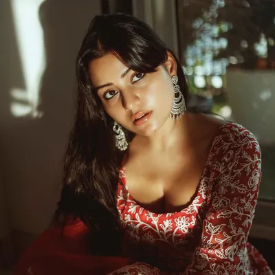A soulful portrait of actress Symrann K. The play of shadow and light from the window adds depth and emotion to this ethnic wear photoshoot.
