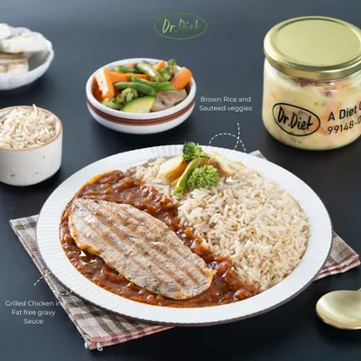 A classic muscle-building meal. This platter features tender grilled chicken in my signature fat-free gravy, paired with brown rice and sautéed vegetables. It’s a complete, balanced meal to help you recover after a tough workout.