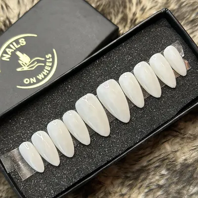 A simple yet stunning set of almond-shaped press-on nails with a white quartz effect. The milky white color has a subtle depth that looks incredibly chic and pairs well with any outfit.