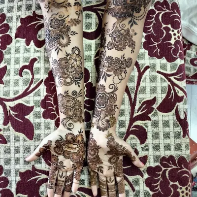 This is a beautiful example of an Indo-Arabic design. The pattern flows gracefully up the arm in distinct vines, with lots of open space that makes the floral clusters stand out.
