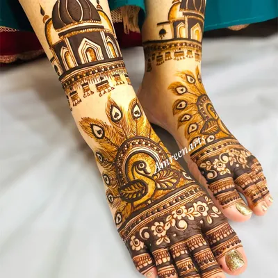 A truly unique foot design featuring the dome of a palace and peacock feathers, creating a stunning piece of architectural art for your feet.