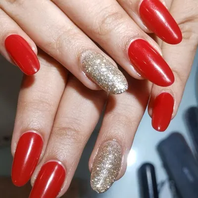 A classic choice for brides. This set features long, almond-shaped extensions with a rich red gel polish and two full-coverage gold glitter accent nails. It's a timeless combination that is always glamorous.