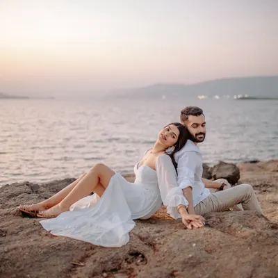A quiet moment of togetherness as the sun sets over the lake. This pre-wedding photo captures the peaceful, romantic atmosphere of a couple lost in their own world.
