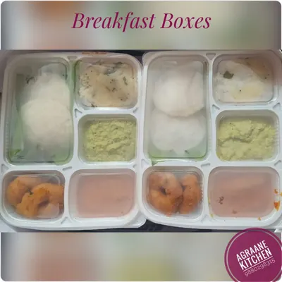 These breakfast boxes were prepared for a corporate event. Each box contains a complete meal of idli, vada, uppittu, and chutneys, making it a convenient and delicious option for meetings and gatherings.