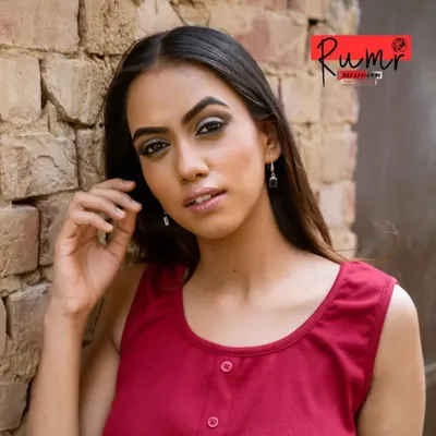A perfect soft glam look, ideal for daytime events or a professional photoshoot. This style focuses on enhancing natural features with a flawless base, defined brows, and subtle smoky eyes.