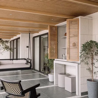 The twenty-one-foot-long sea-facing deck at Kanso House is a perfect urban escape. We included a bar, a water feature, and an innovative swing to create a versatile space for both quiet moments and lively soirees.