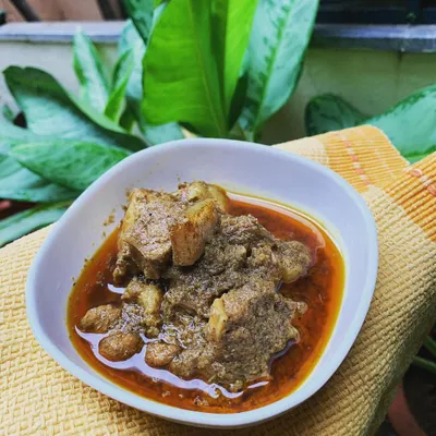 A close-up of our authentic Pandi Curry. You can see the rich, thick gravy that comes from six hours of slow cooking, which allows the estate-grown spices and kachampuli to deeply flavor the tender pork.