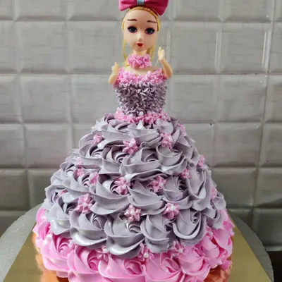A beautiful doll cake with a two-tone pink and purple buttercream dress. I love creating these classic designs that make any birthday feel like a fairytale.
