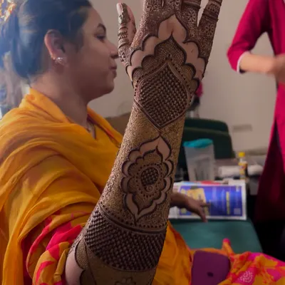 A beautiful Pakistani bridal design, characterized by bold motifs and intricate filler patterns. This style is both elegant and striking.