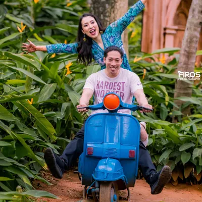 Pure joy and fun on a vintage scooter. I love capturing these high-energy, playful moments that show off a couple's adventurous side.