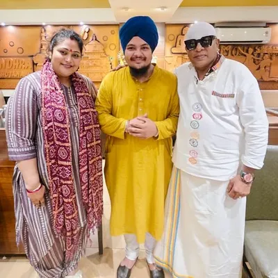 A blessed evening seeking Ganpati darshan at the home of Sivamani sir and Runa didi. It was a warm and divine gathering with many respected artists.