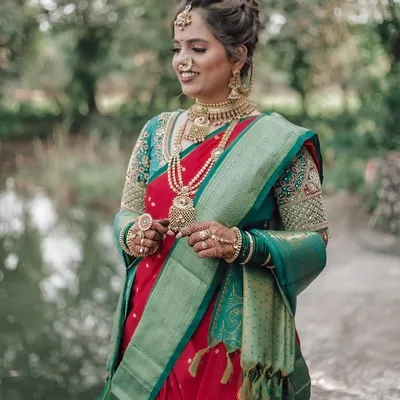 An adorable moment between a Maharashtrian bride and groom. Her look is complete with the traditional 'mundavalya' and 'nath', paired with glowing makeup.