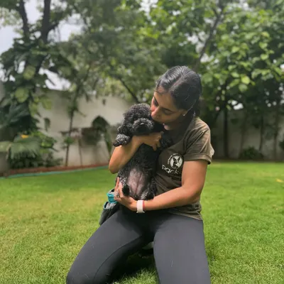 A quiet, healing moment with little Mango. These cuddles are just as important as the bath itself, reinforcing a bond of trust and affection.