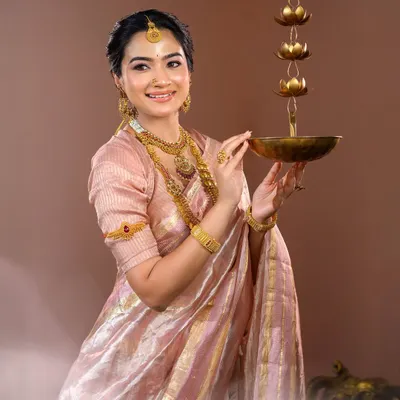 Elegance with traditional charm. This look, created for a photoshoot, showcases a classic South Indian style with a luminous base, defined eyes, and traditional gold jewellery.