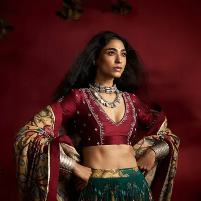 A powerful look featuring our oxidised silver choker. The dark, antique finish of the 925 silver contrasts beautifully with the rich colours of the traditional attire.