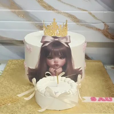A sweet cake to ring in the new year. This design features a cute illustration and a mini smash cake for the little one to enjoy.