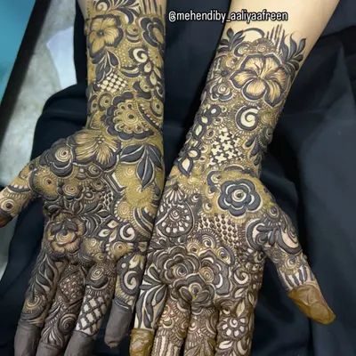 A closer look at the kind of intricate floral and geometric patterns you can learn to create. This design combines bold hibiscus flowers with delicate checkered fills and leafy vines, covering the hands beautifully. This is the level of detail we work towards in my advanced course.