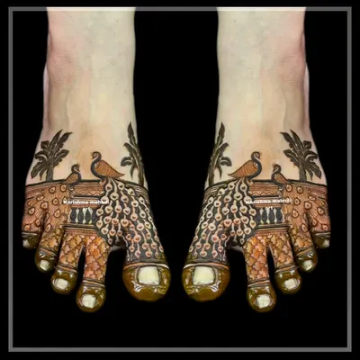 A stunning peacock design for the feet. The pattern creates the illusion of the peacock's feathers cascading down the toes, a truly unique and artistic choice.