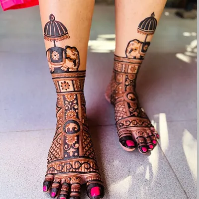 A classic foot design with a decorated elephant under a royal umbrella, perfect for a traditional bride.