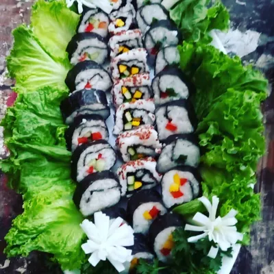 A delicious platter of my 100% vegetarian sushi rolls. Filled with crisp vegetables and perfectly cooked rice, they are a popular choice from my fusion catering menu.