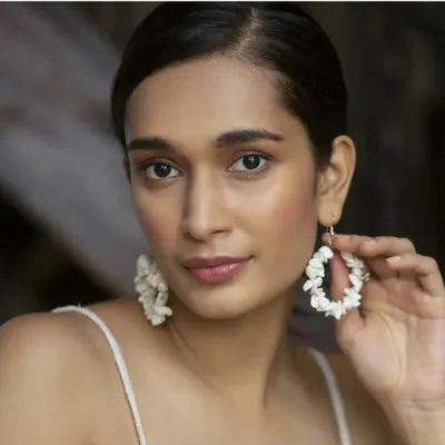 This is the perfect example of the natural, flawless look many of my brides ask for. I focused on creating radiant, dewy skin that looks fresh and feels light, paired with a soft lip color. It’s an ideal choice for a daytime wedding ceremony or for the bride who wants an elegant, understated style.