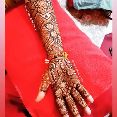 A full and intricate design perfect for the bride's sister or a close family member. This heavy siders start-up covers the entire hand and extends up the arm with dense, beautiful patterns.