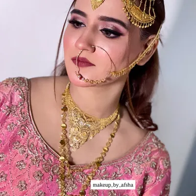 A close-up of the traditional jewellery setting for this bride in pink. The nath and passa are perfectly secured to be comfortable throughout the event.