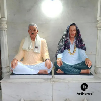 These hyper-realistic, life-size statues of a couple were commissioned as a personal memorial. We worked from photographs to capture their likeness, from facial features to their clothing and posture, with a detailed paint finish.