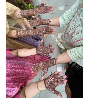 Another happy group of ladies at a mehndi function. It’s always fun to create a variety of designs for the bridesmaids and family members, making sure everyone feels included in the celebration.