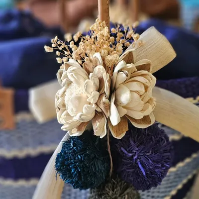 These eco-friendly raffia baskets are perfect for any kind of gifting. I love their simplicity and the beautiful details of the dried flower and pom-pom tassels.