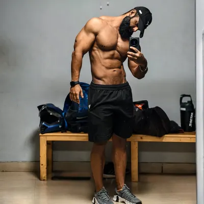 A quiet moment of reflection in the locker room. The most important muscle to train is the mind. Character, health, and resilience are the results that truly matter.