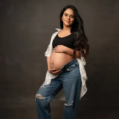 Cool, casual, and confident. An unbuttoned shirt, ripped jeans, and a bare bump is a modern and powerful look that I absolutely love to photograph.