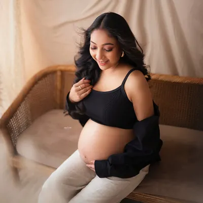 Love, love, love this casual and cozy look. A simple black crop top and linen pants in our boho setup is perfect for a relaxed and natural maternity portrait.