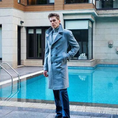 Our double-breasted overcoat in a beautiful grey wool and cashmere blend. Paired with a polo neck and straight-fitted trousers, this is the perfect look for winter.