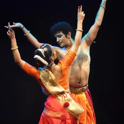 A moment of connection from my duet 'Converse'. The piece is a conversation between two dancers and two dance forms, exploring themes of harmony and contrast.