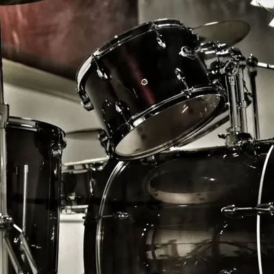 A closer look at our acoustic drum kit, ready for your session. We ensure our gear is always in great condition so you can focus on your performance, whether you're practicing rudiments or playing with your band.