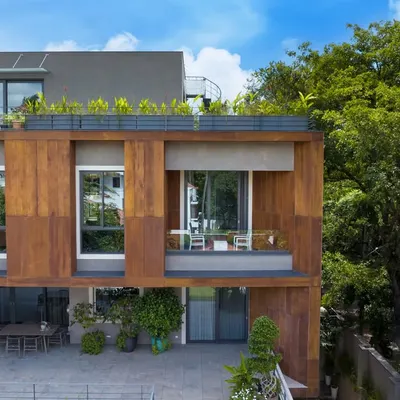 The U-L-I Residence is designed with multiple levels of decks and courtyards, ensuring every part of the home has a connection to the outdoors. This approach creates a series of private retreats that are visually linked, fostering a sense of openness.