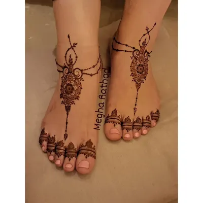 A minimal bridal foot design that mimics the look of delicate anklets or 'payal'. This is perfect for brides who want an elegant and modern touch.