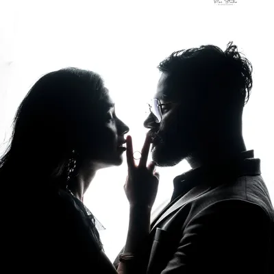 A powerful and artistic silhouette. This high-contrast, black and white style focuses on the form and connection of the couple, creating a dramatic and modern portrait.