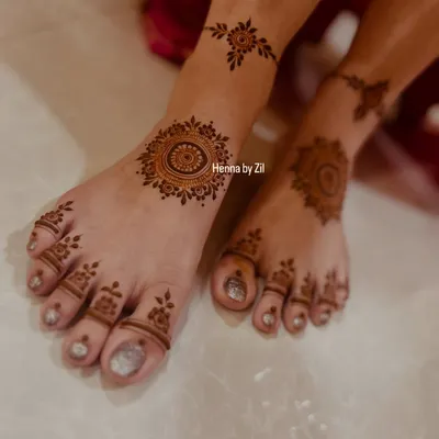 A simple yet beautiful foot mehendi design. This style features a central mandala on the top of the foot with delicate patterns on the toes and a small anklet band, perfect for a bridesmaid or guest.