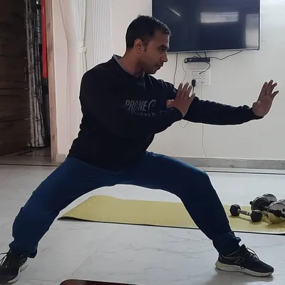 A home session focused on the "Ward Off" posture, a fundamental move in Tai Chi and Qigong. This demonstrates how we can work on precise alignment and energy flow in any space, making the practice accessible to everyone.