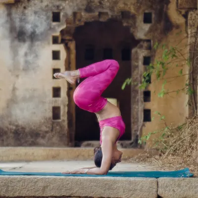 This is what my practice is about: finding that point of balance between strength and surrender. It's not about achieving a perfect shape, but about the focus and calm I cultivate to get there. This is the journey we will embark on together.