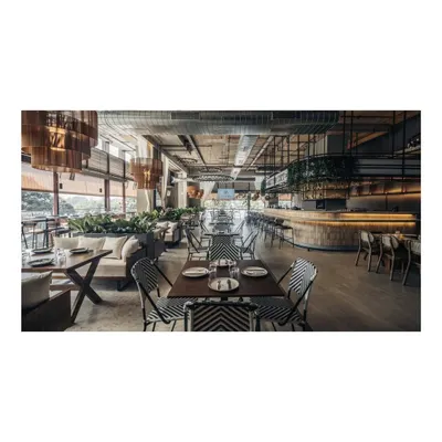 The open plan layout of Prequel, with its high ceilings and ample natural light, creates a serene, alfresco-style dining experience. The design draws inspiration from the beautiful cityscape views visible from its two open sides.